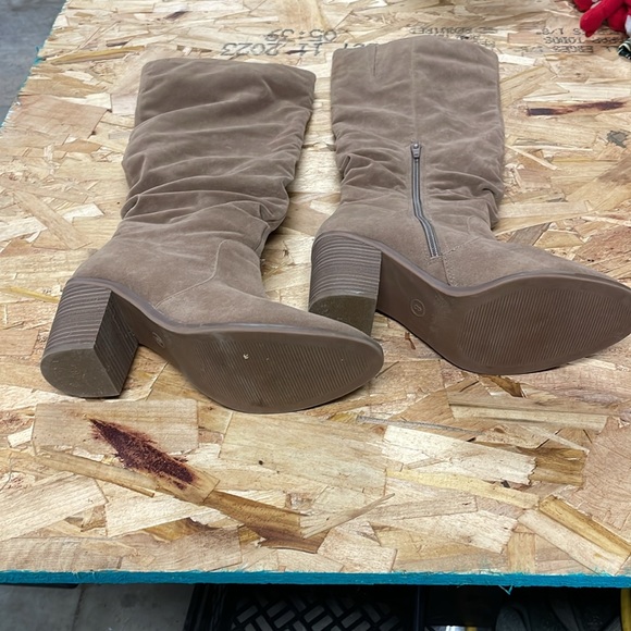 Tall brown Universal Threads boots - Picture 3 of 5